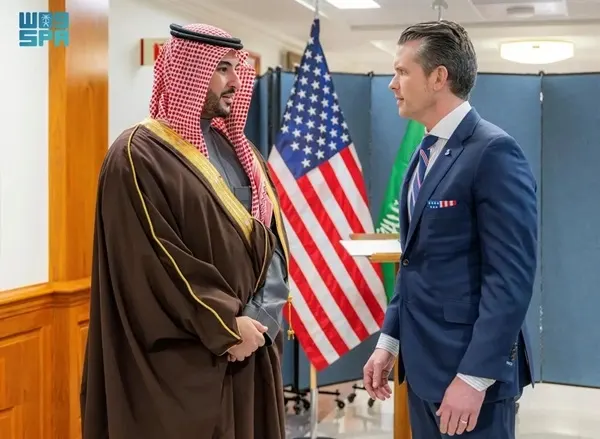 وزير الدفاع يعقد اجتماعًا ثنائيًا موسعًا مع نظيره الأمريكي