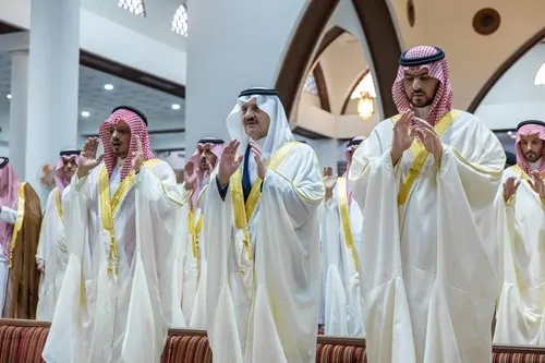 أمير الشرقية ونائبه يؤديان صلاة العيد مع جموع المصلين