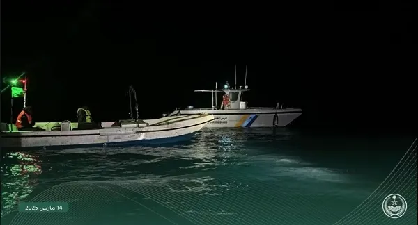 القنفذة.. إنقاذ مواطنين تعطل قاربهما في عرض البحر