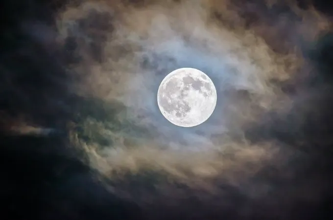 الليلة.. بدر رمضان يزين السماء