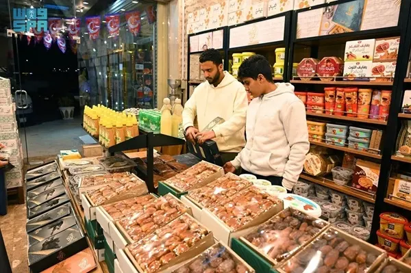 تمور الشرقية.. إقبال متزايد وأصناف متنوعة تتنافس على موائد الصائمين