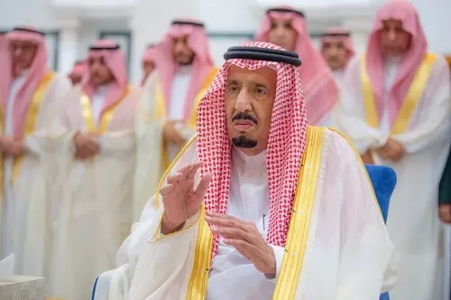 جدة.. خادم الحرمين يؤدي صلاة العيد في قصر السلام