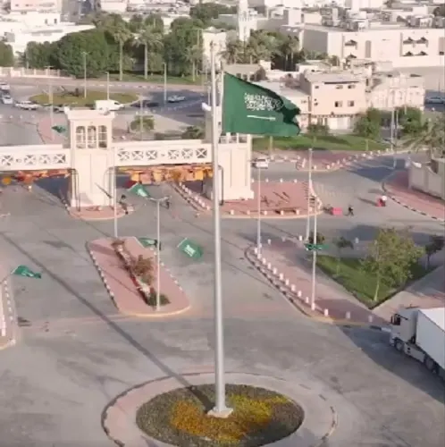 على ارتفاع 30م.. العلم يرفرف في ميدان قلعة القطيف