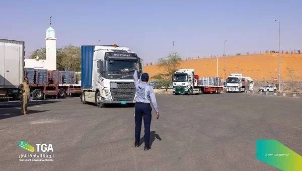 حجز وغرامة.. 3 شاحنات أجنبية وقعت في المحظور