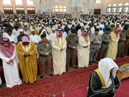 محافظ القطيف يؤدي صلاة العيد