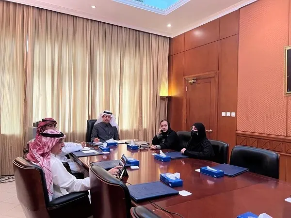 محافظ القطيف يطلع على عرض فعالية “البخنق”