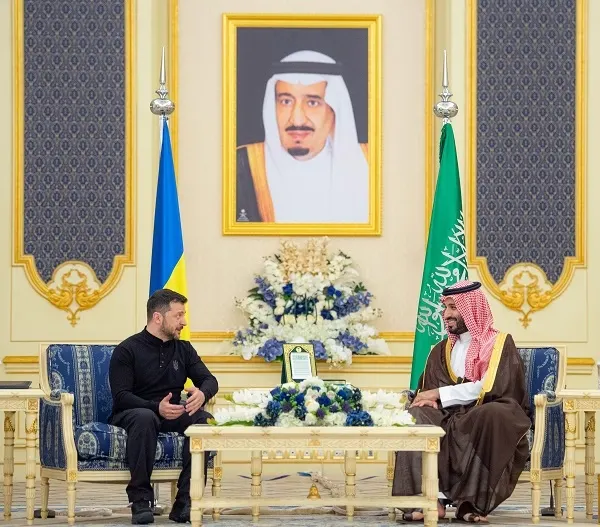 ولي العهد وزيلينسكي يبحثان تطورات الأزمة الأوكرانية