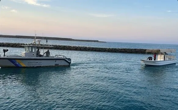 ينبع.. إنقاذ 3 مواطنين علق قاربهم في عرض البحر