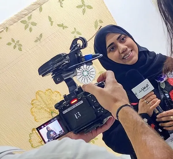 دبي.. زينب أبو حسين تحمل حكايات جدتها في 3 أعمال تشكيلية
