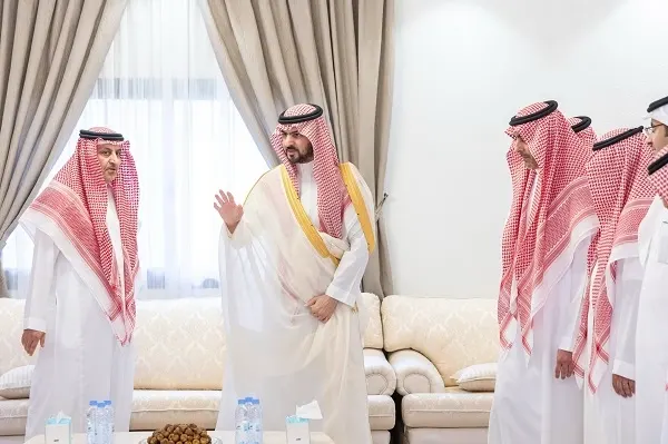 نائب أمير الشرقية يعزي أسرة الثميري في وفاة والدتهم
