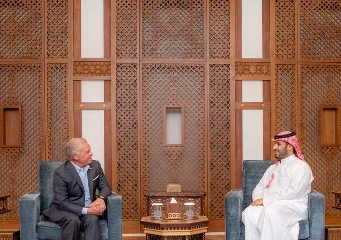 ولي العهد يستقبل ملك الأردن
