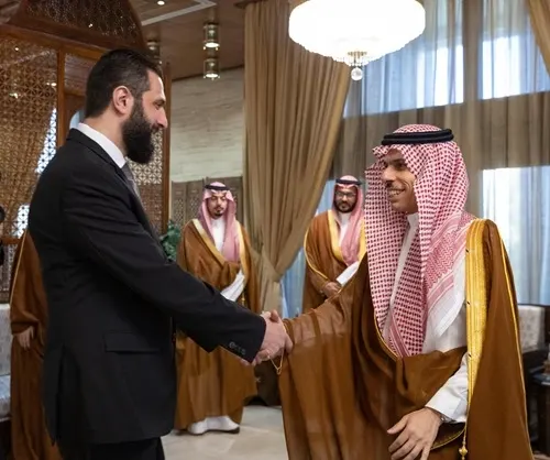 وزير الخارجية و الشرع يستعرضان مساعي تقوية اقتصاد سوريا