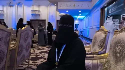في عمر 14 سنة.. دارين الدوسري هزمت فقر الدم المناعي.. بريشة