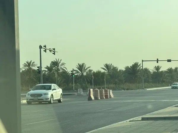 حواجز خرسانية لمنع تجاوزات تقاطع شارع شمال الناصرة