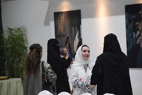 الدمام.. رزان عامر تجسد الفقد والضياع العاطفي في 12 لوحة رقمية