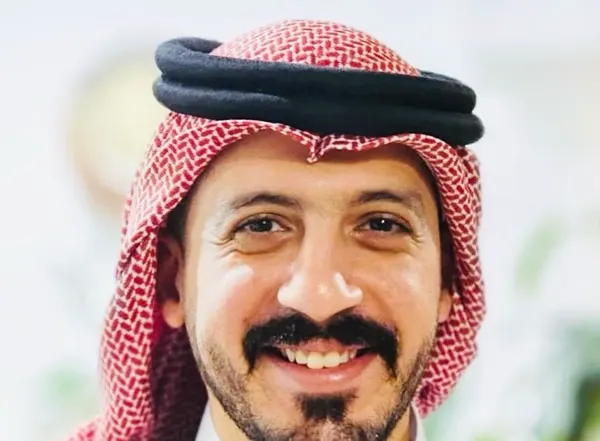 سلام السنان يحتفل بتخرجه من برنامج “المدرب الصحي”