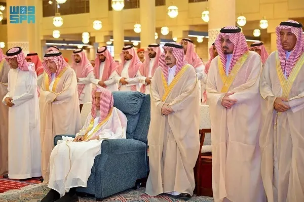 أمير الرياض ونائبه يؤديان صلاة الميت على الأميرة جواهر بنت بندر
