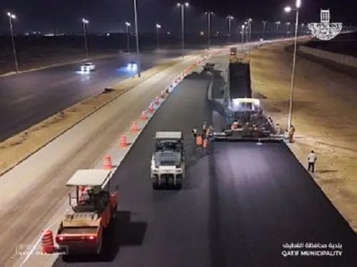 القطيف.. أعمال تطوير طريق صفوى المطار مستمرة