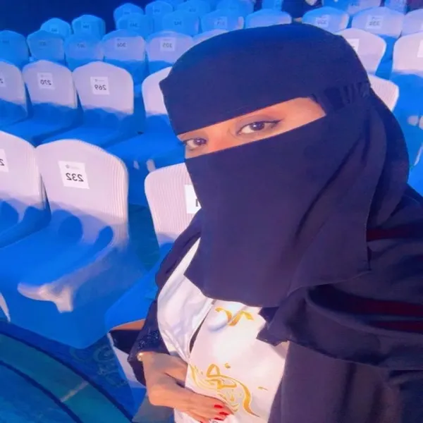منى البراهيم تحتفل بتخرجها في برنامج المدرب الصحي
