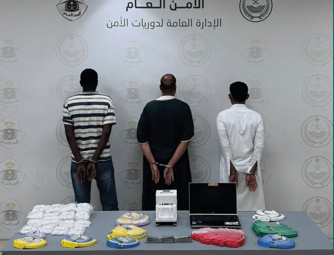 ضبط 3 نصابين باعوا تصاريح وأساور حج مزورة