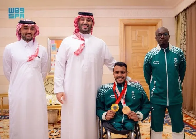 ولي العهد يستقبل اللاعب عبدالرحمن القرشي بعد تحقيقه ذهبية باريس