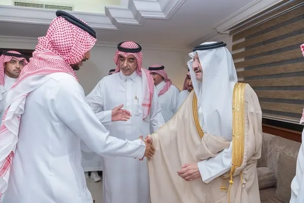 أمير الشرقية يقدم التعازي لأسرة العطيشان