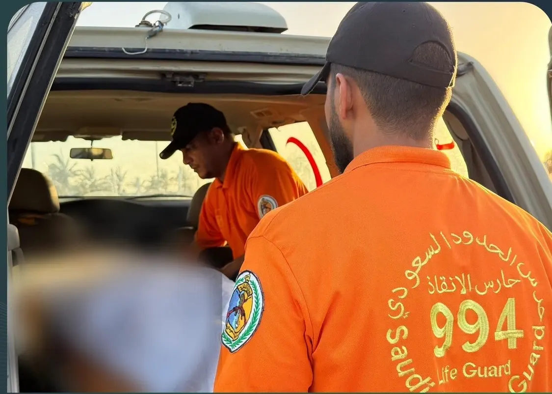 ينبع.. إنقاذ مواطن من الغرق أثناء السباحة