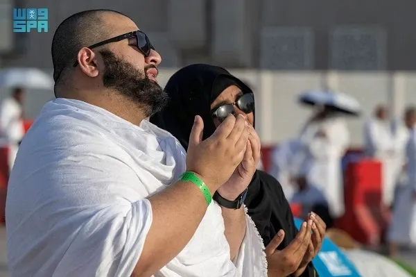 الحجاج ينفرون من عرفات إلى مزدلفة