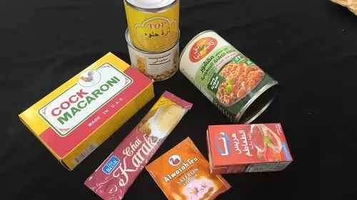 توزيعات عاشوراء.. المعلبات تنافس العيش المطبوخ