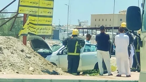 التوبي.. إصابة شابين في حادث اصطدام سيارة برصيف