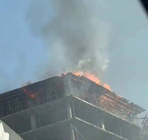 الخُبر.. الدفاع المدني يباشر حريق مبنى تحت الإنشاء