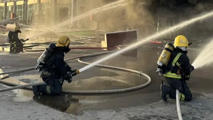 إخماد حريق محلين في منفوحة