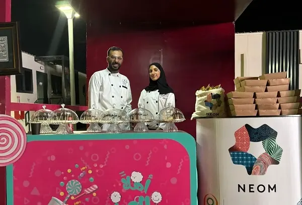 الشيف علي عسيري يُطعم الأجانب خبز مريم في “نيوم”