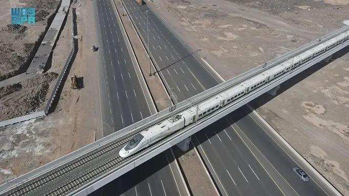 استعدادا لاستقبال الحجاج.. صيانة 3 آلاف كيلو من طريق الهجرة