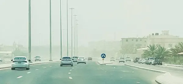 إنذار برتقالي.. أجواء مغبرة في القطيف وما حولها