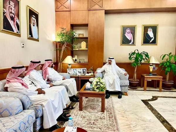 محافظ القطيف استقبل الأصمخ واطلع على مبادرات مكتب البيئة