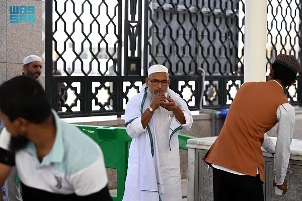 في 15 يوماً.. استهلاك 3360 طن مياه زمزم بالمسجد النبوي