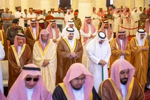 نائب أمير الرياض يؤدي صلاة الميت على الأمير مشعل بن عبدالله بن فرحان