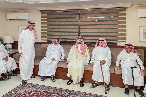 نائب أمير الشرقية يعزي أسرة العطيشان