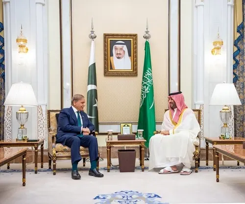 ولي العهد ورئيس وزراء باكستان يستعرضان التعاون