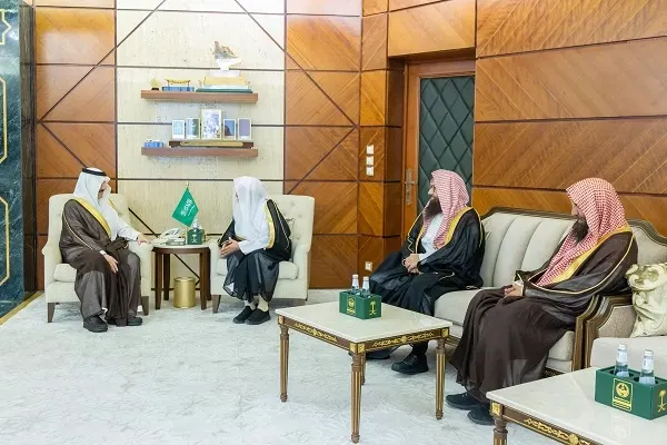 أمير الشرقية يطلع على برامج الدورة الشرعية في جامع عتبة بن غزوان