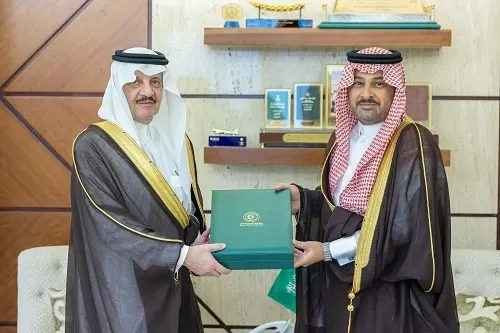 أمير الشرقية يطّلع على التقرير السنوي للهلال الأحمر