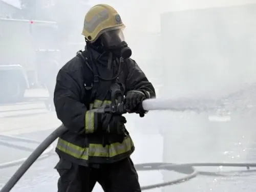 الرياض.. إخماد حريق ورشة في حي المصانع