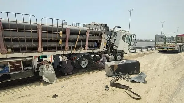 انفجار إطارين يحرف شاحنة أنابيب في طريق الجبيل الظهران