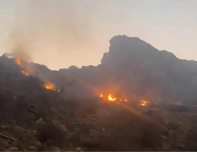 عسير.. إخماد حريق حشائش في جبل أثرب