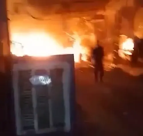 النجف.. حريق يلتهم مولد كهرباء ومخازن تجارية في شارع الرسول