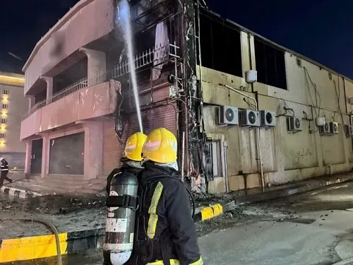 إخماد حريق مبنى في حفر الباطن