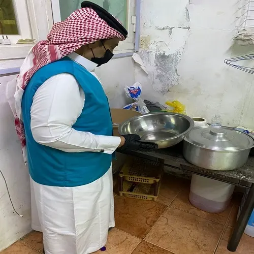 رأس تنورة.. مطعم يخزن مواد غذائية مخالفة في سكن عمالة