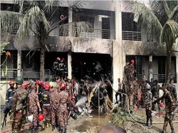 بنغلاديش.. 19 قتيلاً في سقوط طائرة على مدرسة