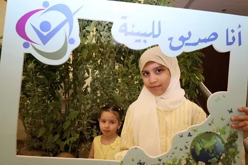 “عيش صح”.. 50 طفلاً يحولون النفايات إلى ألعاب فنية في الرامس